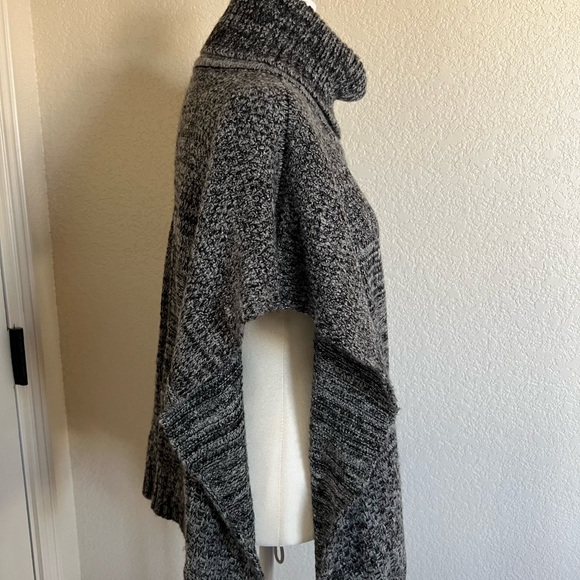 LIKE NEW Steve Madden one size fits all grey/black pullover sweater. - Picture 5 of 5